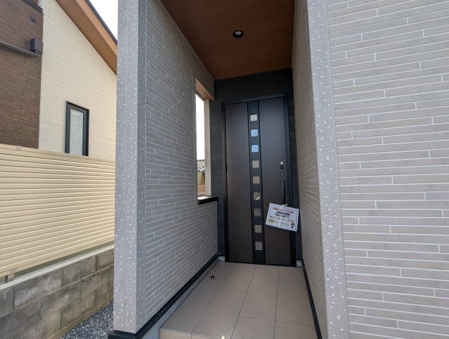 水戸市西原1丁目　3期の玄関|暖かい印象の玄関です。玄関は住まいの（顔）です～♪新しい生活を新しい家で♪（同施工物件写真）