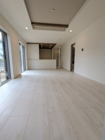 水戸市西原1丁目　3期の居間・リビング|大きな窓があり陽射しが差し込みます。お子様の目を離すことなく片付け・お料理ができ安心です～♪
