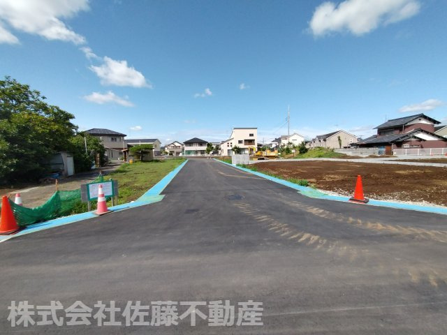 【分譲地】北鴻巣駅14分・56坪の住宅用地のその他|2026年6月21日 14:30頃撮影。分譲地の西側の公道から東方向へ向かって撮影した開発道路の写真です。右側にD区画が写っています。