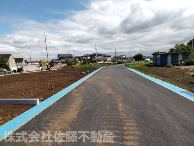 【分譲地】北鴻巣駅14分・56坪の住宅用地の前面道路含む現地写真|2026年6月21日 14:30頃撮影。A区画付近から南西方向に撮影した開発道路の写真。写真の左手側にB・C区画があります。