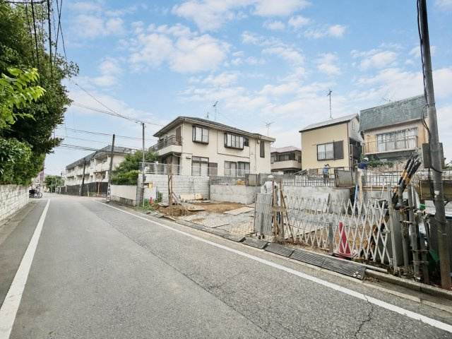 練馬区東大泉7丁目　新築戸建　全3棟の前面道路含む現地写真|2026.08.03撮影

現地ご見学希望・資料請求などお気軽にお問い合わせ下さい！
03-5990-5201