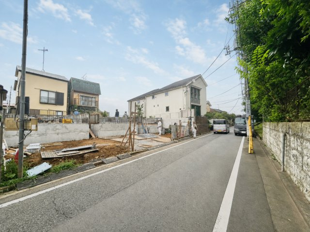 練馬区東大泉7丁目　新築戸建　全3棟の前面道路含む現地写真|2026.08.03撮影

現地ご見学希望・資料請求などお気軽にお問い合わせ下さい！
03-5990-5201