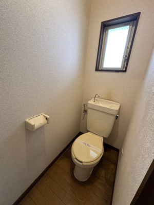 【トイレ】 | カミーリア7 | 人気のバストイレ別です♪トイレが独立していると使いやすいですよね☆窓のあるトイレで換気もOK☆嫌なニオイがこもりません♪