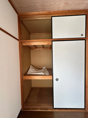 【収納】 | カミーリア7 | 洋室6帖のお部屋にある収納スペースです！かさ張りやすい寝具や大きな荷物などが収納できて便利です☆