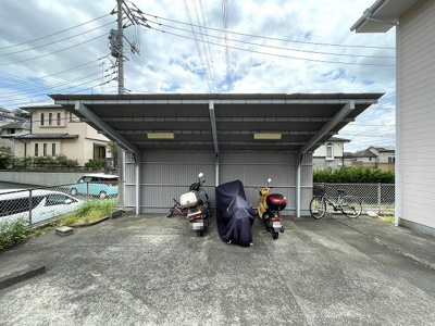 【その他共用部分】 | カミーリア7 | 屋根付きの駐輪場で雨が降っても大切な自転車が濡れなくてすみますね♪荷物が重いときに自転車があれば助かりますね！
