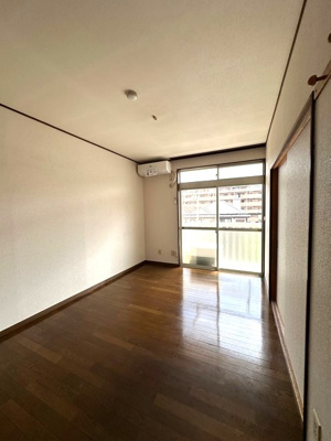 【洋室】 | カミーリア7 | 南西向き洋室6帖☆バルコニーに繋がる風通しの良いお部屋です！エアコン付きで1年中快適に過ごせますね☆