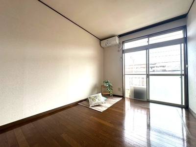 【洋室】 | カミーリア7 | 南西向き洋室6帖☆バルコニーに繋がるお部屋です！エアコン付きで1年中快適に過ごせますね☆