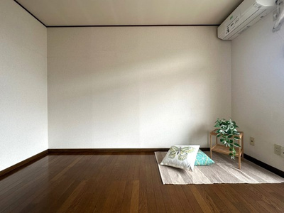 【寝室】 | カミーリア7 | 南西向き洋室6帖☆ベッドを置いて寝室にするのもオススメです☆洋室のお部屋は毎日のお手入れもラクラクできちゃいます！