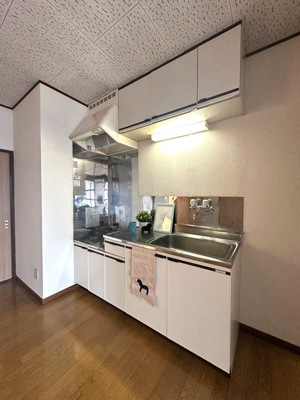 【キッチン】 | カミーリア7 | ガスコンロ設置可能のキッチンです☆場所を取るお鍋やお皿もたっぷり収納できてお料理がはかどります！