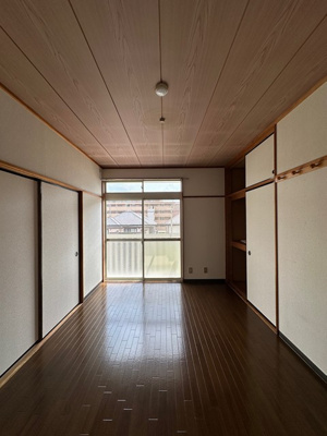 【洋室】 | カミーリア7 | 南西向き洋室6帖☆こちらのお部屋もバルコニーに繋がっています♪風通し良好！収納スペースつきでお部屋がすっきり片付きます☆