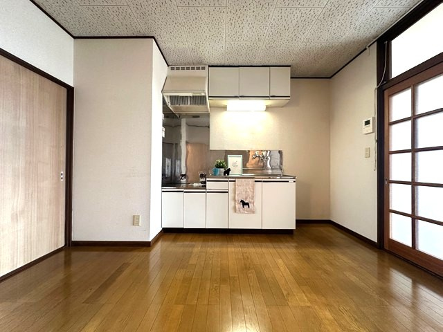 【居間・リビング】 | カミーリア7 | ダイニングキッチン7.5帖☆玄関から入って左側にあるお部屋です♪椅子とテーブルを囲んで家族団欒の時間を過ごせます♪