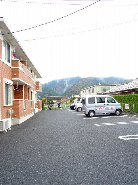 青梅市梅郷６丁目のアパートの駐車場