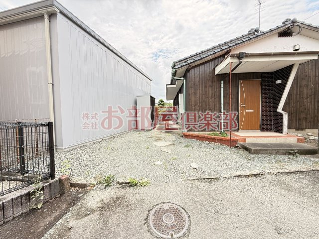 野中町徳瀬貸家の駐車場|駐車場があります