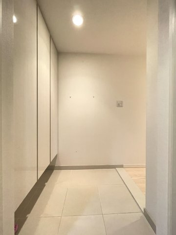 リフレス京都五条の玄関|白を基調とした上品で開放感のある玄関空間です。
