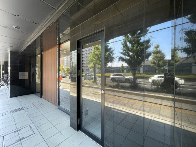 リフレス京都五条の外観|JR丹波口駅徒歩8分、阪急大宮駅徒歩11分の2WAYアクセス。大阪方面へも◎
生活利便施設が充実した立地です。2階部分ながら前面が開けており、開放感のある住環境が魅力です。
