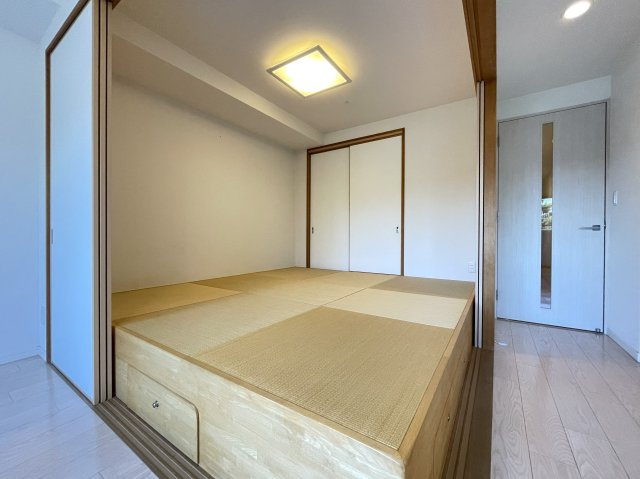 リフレス京都五条の和室|和室5帖
リビングに隣接した小上がりの和室。くつろぎの空間として多用途にご利用いただけます。