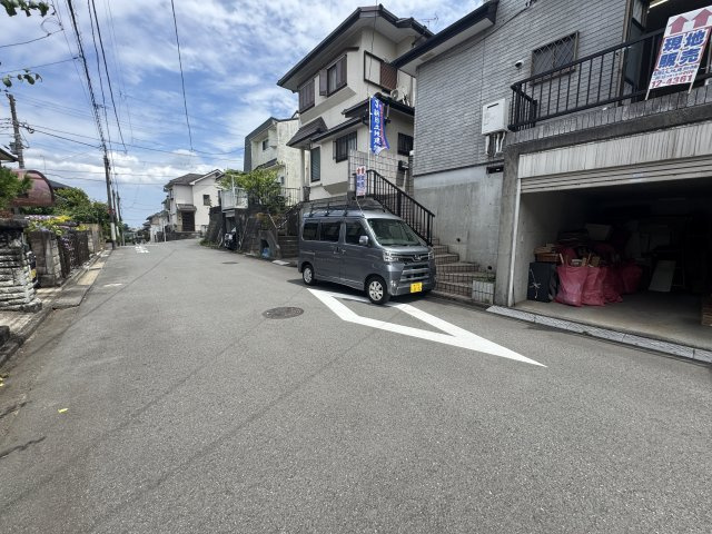 旭区四季美台中古戸建【リフォーム済/3LDK＋S/駅徒歩15分/安心保証】の前面道路含む現地写真