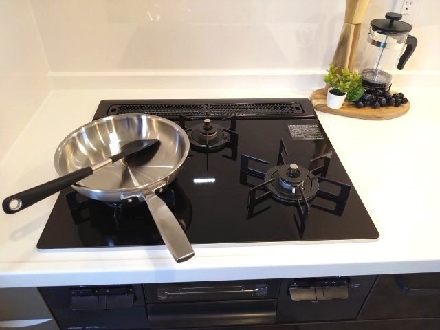 ユニーブル鳴海東カーデンコートのキッチン|同時調理が可能な3口コンロ！　※小物は価格に含んではおりません