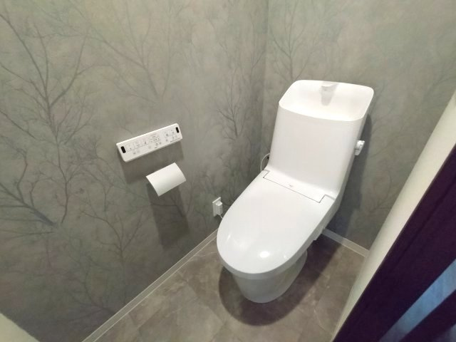 ユニーブル鳴海東カーデンコートのトイレ|アクセントクロスがおしゃれな空間を演出します。