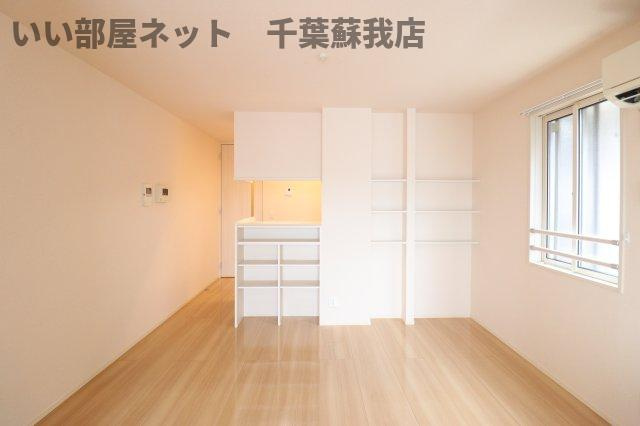 レイワ　レジデンスの居間・リビング|こちらのリビングで趣味の時間をお楽しみください