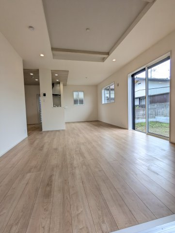 水戸市見川町　４期の居間・リビング|大きな窓があり陽射しが差し込みます。お子様の目を離すことなく片付け・お料理ができ安心です～♪