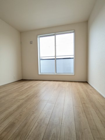 水戸市見川町　４期の洋室|バルコニーに面したお部屋は照明を点ける時間が少なくて済むので省エネに繋がります。