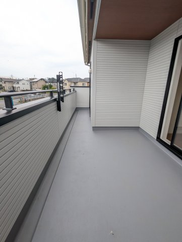 水戸市見川町　４期のバルコニー|暖かな日差しのふりそそぐ広々バルコニー、たくさんの洗濯物が干せます～