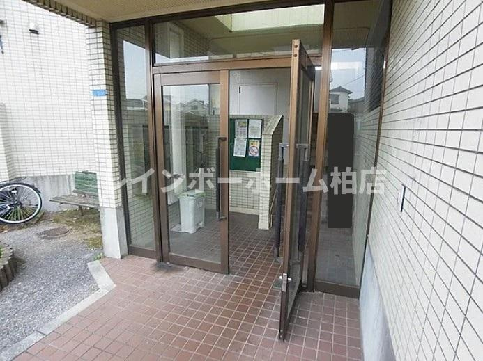 特典：仲介手数料が無料です!!のエントランス