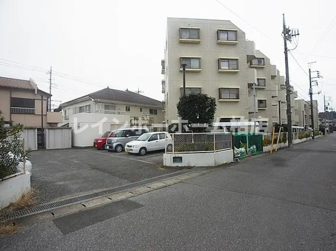 特典：仲介手数料が無料です!!の駐車場|駐車場です