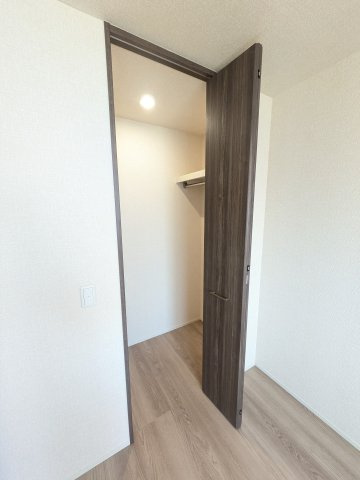 ロイヤル神木の収納|北側6.1帖の洋室です。