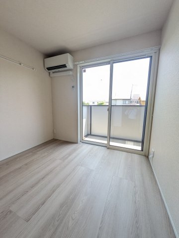 ロイヤル神木の洋室|南側4.5帖の洋室です。