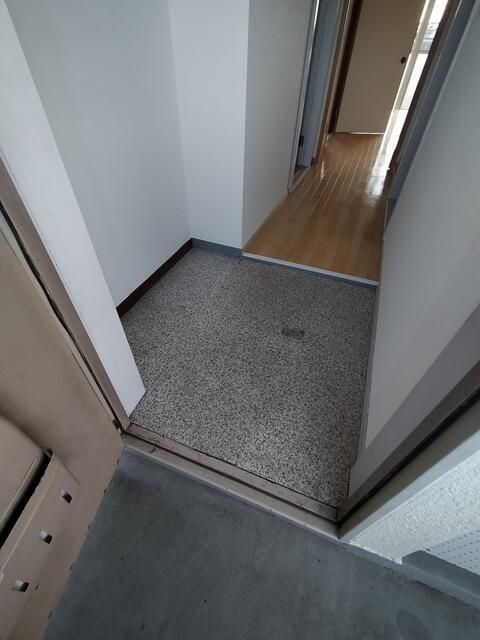 青木ビルの玄関