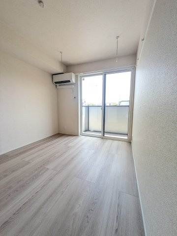 ロイヤル神木の寝室|南側6.1帖の洋室です。