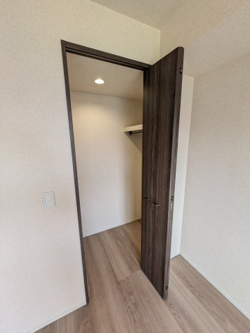 ロイヤル神木の収納|南側6.1帖の洋室です。