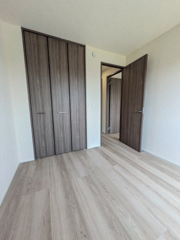 ロイヤル神木の洋室|南側4.5帖の洋室です。