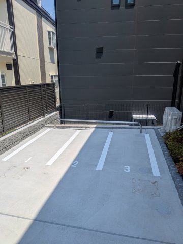 ロイヤル神木の駐車場