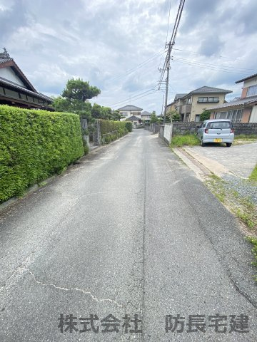山口市折本２丁目の中古一戸建の前面道路含む現地写真