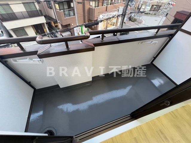 サンライン成育　BRAVI不動産のバルコニー|【サンライン成育】落ち着いた時間を過ごせるバルコニーです