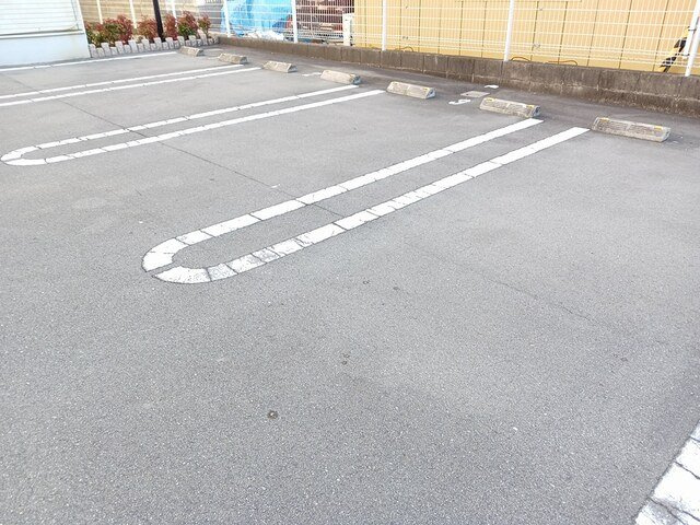 ソリッソ三条の駐車場