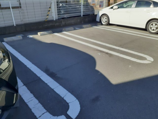 ソリッソ三条の駐車場