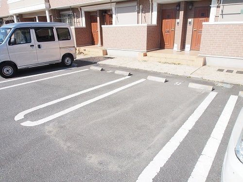 アンソレイエ飾磨　Ⅱ番館の駐車場
