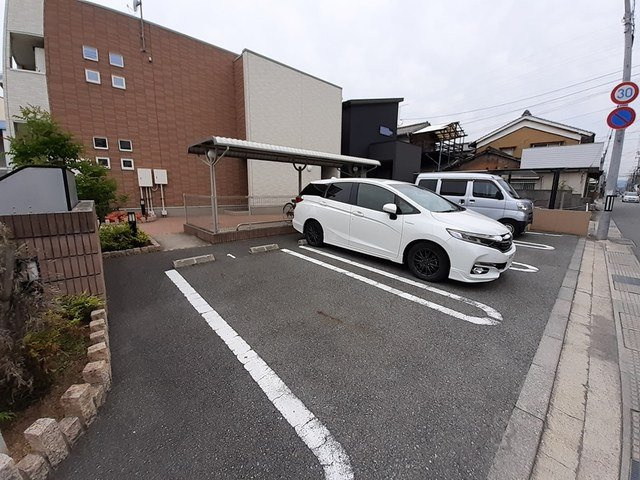 プラシード三宅の駐車場