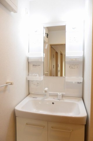 セント．クララアパートメントＢの洗面所|ゆったりとスペースのある洗面所
