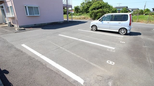 エルディム飯島Ａの駐車場|カースペースがあります