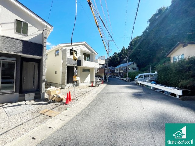 京都市西京区嵐山宮ノ北町　第2期　新築一戸建ての前面道路含む現地写真|周辺は落ち着いた街並みの住宅地！子育てがしやすい住環境です！まだ未完成ですが、現地でしかわからない事もございます。是非一度ご覧ください。