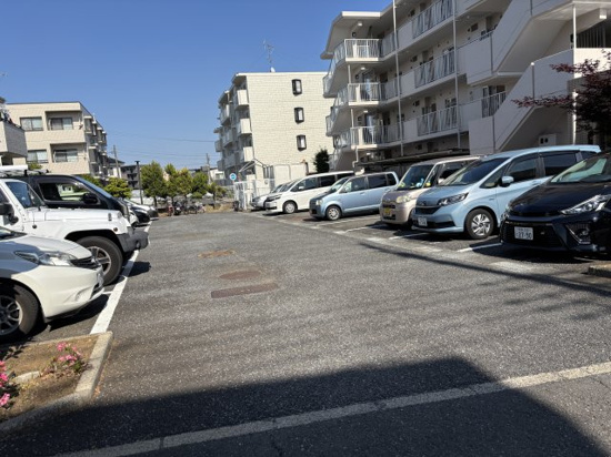 サンシャイン小沢Bの駐車場
