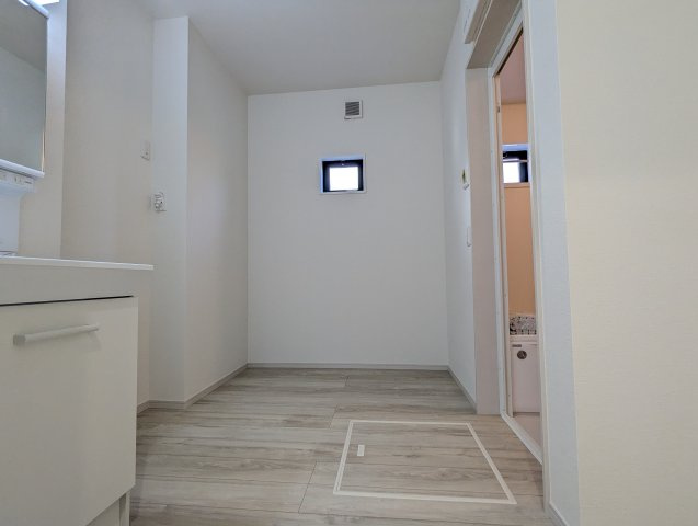 水戸市赤塚　1期の独立洗面台|広々脱衣スペース！毎朝おしゃれに忙しい女性の方にうれしいポイントです！（同施工物件）