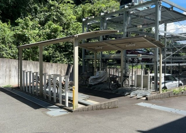 【駐車場】 | ダイヤモンドライフ森の里ヒルズ | 車一台あたりに必要なスペースは、標準サイズの普通自動車で横幅2m50cm、長さ5mは必要になります。ただし、乗降のことも考慮して横幅3m30cm、長さ5m50cmほどは確保できるところを選びましょう。
