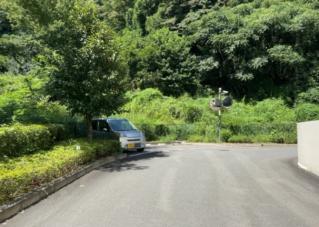 【駐車場】 | ダイヤモンドライフ森の里ヒルズ | 駐車場と明記されていても、最小スペースでつくられた駐車場だと大型車は駐車できなかったり、出入りしにくくなったりする可能性があります。お車のサイズと購入したい物件の駐車場のサイズを現地で確認しましょう。