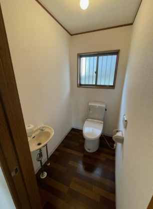 鳥羽倉庫付戸建のトイレ